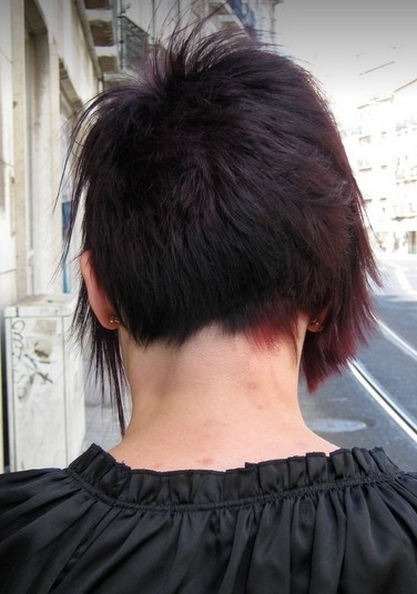 tył cieniowanej fryzury krótkiej z asymetrycznymi bokami, uczesanie damskie zdjęcie numer 84A
